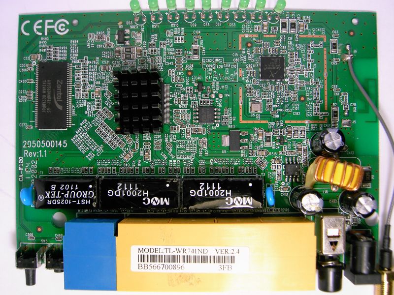 tl-wr741nd-v2_4-board.jpg